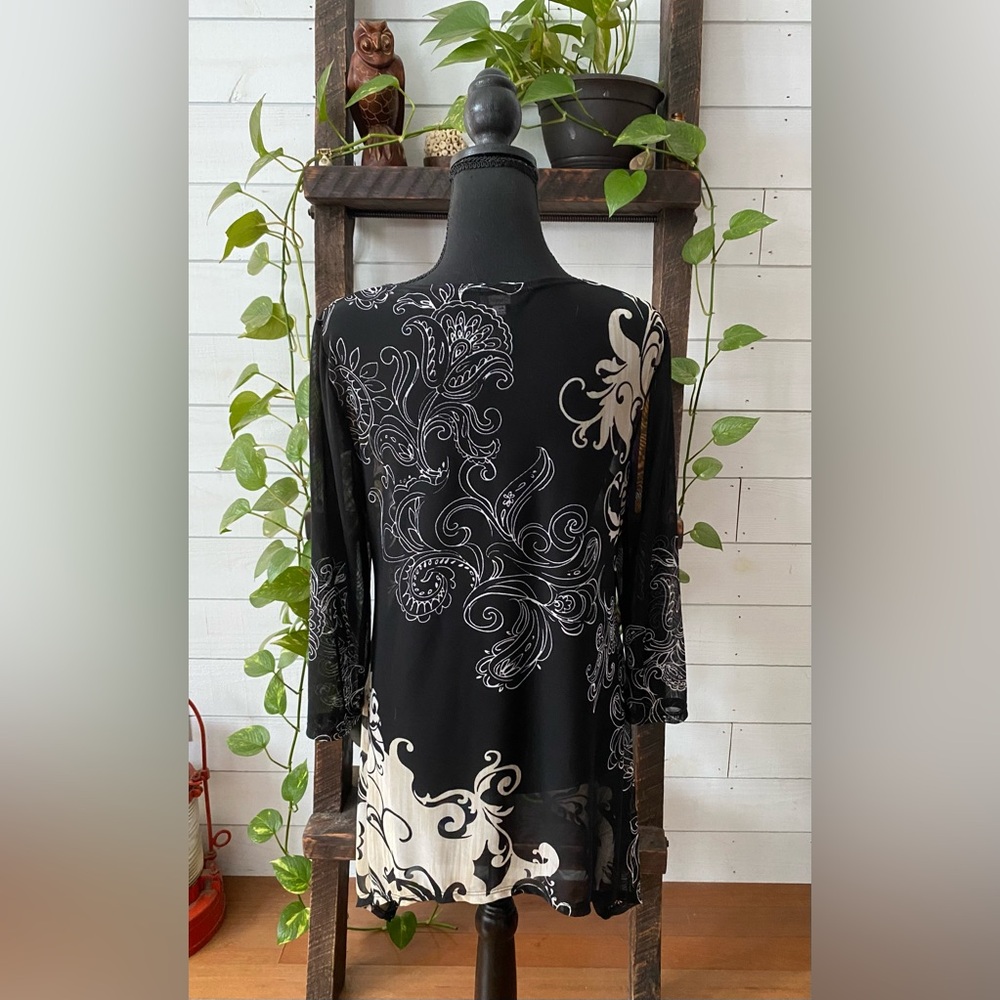 Chico’s Travelers Collection: Black and White Pattern Blouse - Picture 10 of 15